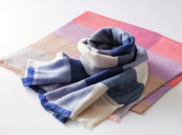 <p class="small"><span class="yellow  block">～大切なあの人に～</span><span class="orange block">マフラー　各6,600円</span></p>
