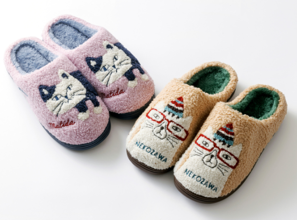 <p class="small"><span class="blue  block">～家族や友人に～</span><span class="orange block">ルームシューズ　各2,200円</span></p>
