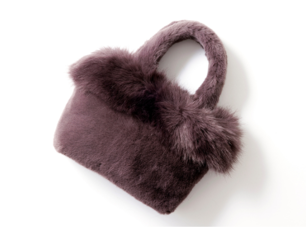 <p class="small"><span class="pink  block">～自分へのご褒美に～</span><span class="orange block">バッグ　9,900円</span></p>
