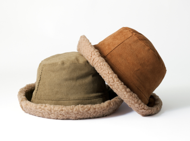 <p class="small"><span class="pink  block">～自分へのご褒美に～</span><span class="orange block">帽子　各2,090円</span></p>
